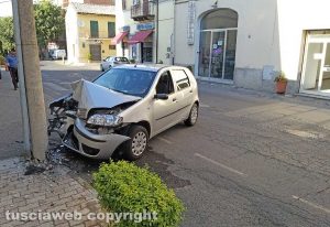 Montefiascone - Auto contro palo in via Dante Alighieri