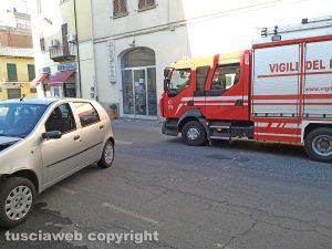 Montefiascone - Auto contro palo in via Dante Alighieri - L'intervento dei vigili del fuoco