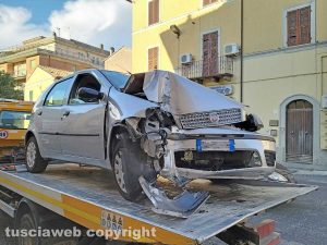 Montefiascone - Auto contro palo in via Dante Alighieri