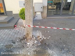 Montefiascone - Auto contro palo in via Dante Alighieri
