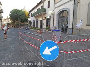 Montefiascone - Auto contro palo in via Dante Alighieri - L'area transennata