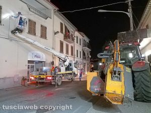 Montefiascone - Auto contro palo in via Dante Alighieri - L'intervento dell'Enel e degli operai comunali