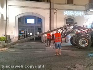 Montefiascone - Auto contro palo in via Dante Alighieri - L'intervento degli operai comunali