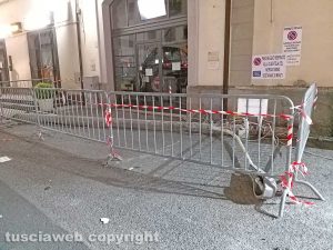 Montefiascone - Auto contro palo in via Dante Alighieri - L'area transennata