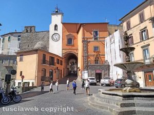 Montefiascone - Piazza Vittorio Emanuele con i turisti a Ferragosto