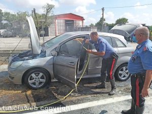 Montefiascone - Principio d'incendio in un'auto sulla Cassia nord - L'intervento dei carabinieri