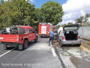 Montefiascone - Incendio di un'auto sulla Cassia nord - L'intervento dei carabinieri e dei vigili del fuoco