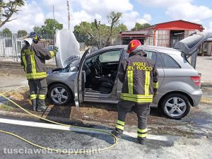 Montefiascone - Incendio di un'auto sulla Cassia nord - L'intervento dei vigili del fuoco