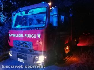 Montefiascone - L'incendio in via Carpine - L'intervento dei vigili del fuoco