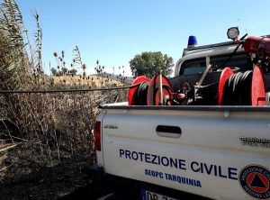 Incendio di sterpaglie alla Farnesiana
