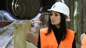 Virginia Raggi in visita a un cantiere della metro C