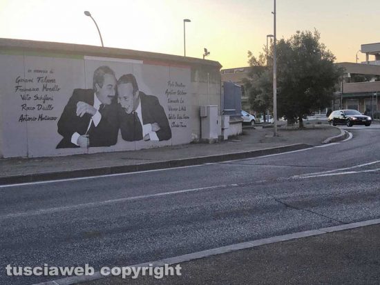 Il murales dedicato a Falcone e Borsellino sul recinto della caserma dei carabinieri