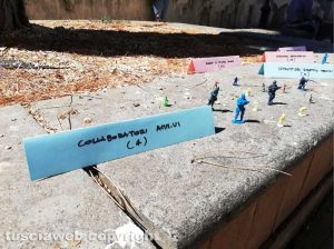 Politica - Viterbo 2020 piazza soldati giocattolo al posto dei dipendenti comunali mancanti