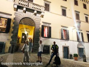 Roccalvecce - Prometeus e gli influencer di Tourists 4 future all'ingresso del Castello Costaguti