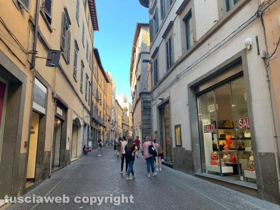 Viterbo - Il corso nel giorno dei saldi del promo agosto