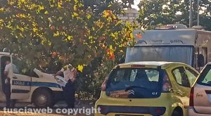 Viterbo - La polizia locale porta via il camper abbandonato in via Pertini
