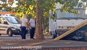Viterbo - La polizia locale porta via il camper abbandonato in via Pertini