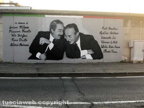 Il murales dedicato a Falcone e Borsellino sul recinto della caserma dei carabinieri