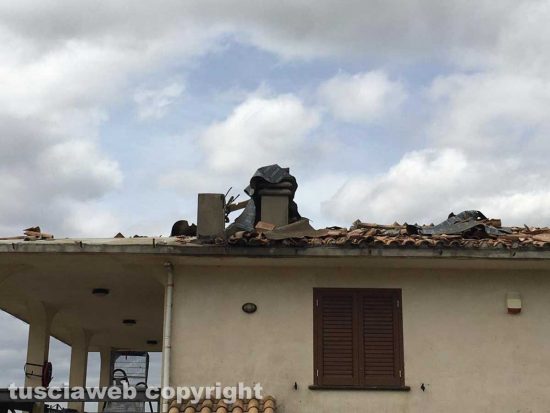 Maltempo - Una casa di Monterazzano colpita dalla tromba d'aria