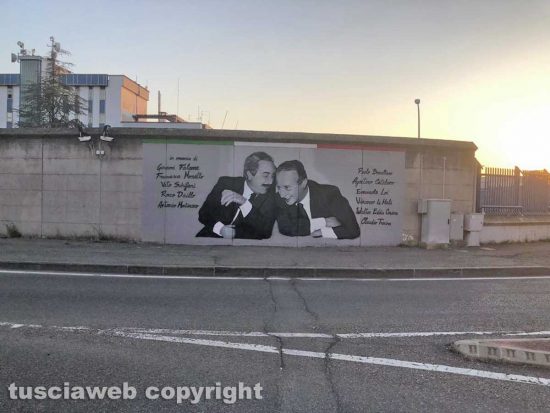Il murales dedicato a Falcone e Borsellino sul recinto della caserma dei carabinieri