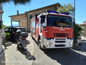 Montefiascone - Incendio in garage in via 8 marzo - Carabinieri e vigili del fuoco