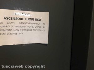 Viterbo - Via Matteotti - L'ascensore fuori uso