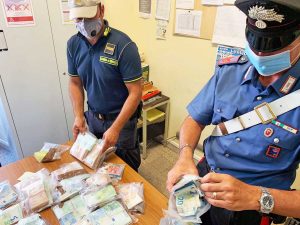 Civitavecchia - Sbarcano al porto con 500mila euro nascosti nell'auto - I soldi sequestrati