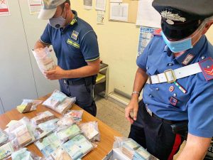 Civitavecchia - Sbarcano al porto con 500mila euro nascosti nell'auto - I soldi sequestrati