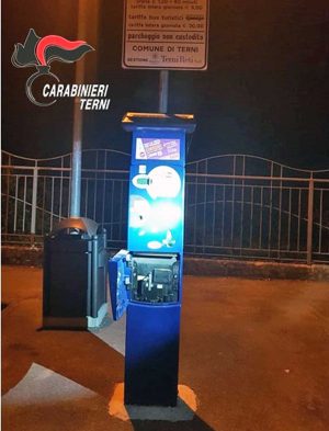 Terni - Il parchimetro scassinato