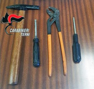 Terni - Gli arnesi da scasso sequestrati dai carabinieri