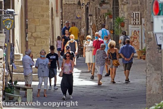 Viterbo - Turisti in via San Pellegrino