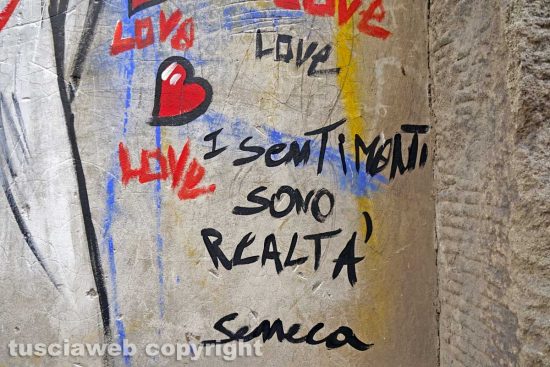 Viterbo - Il disegno in via dei Pellegrini che ritrae Santa Rosa
