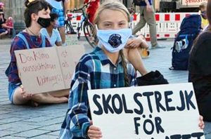 Greta Thunberg manifesta davanti la porta di Brandeburgo