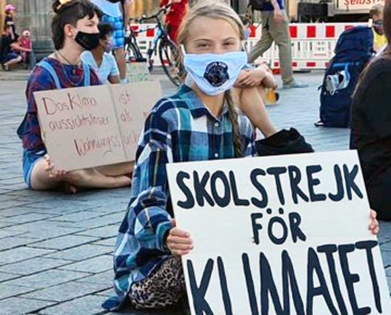 Greta Thunberg manifesta davanti la porta di Brandeburgo