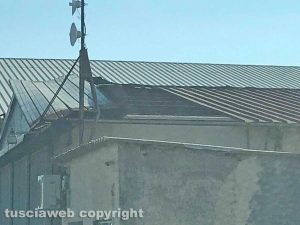Viterbo - La parte di tetto staccata dell'hangar
