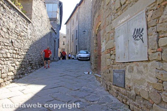Viterbo - Via Pietra del pesce dopo la pulizia
