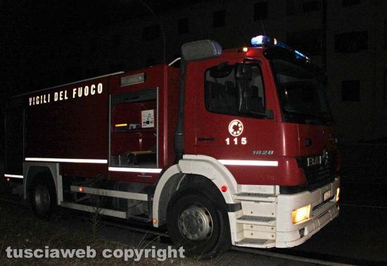 Viterbo - Rifiuti in fiamme sulla Tangenziale - I vigili del fuoco