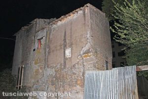 Viterbo - Rifiuti in fiamme sulla Tangenziale - Il casale adiacente