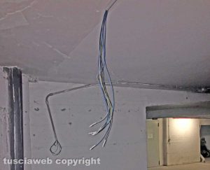 Viterbo - Via Matteotti - I cavi dell'elettricità scoperti