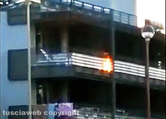 Montalto di Castro - L'hotel Margherita distrutto dall'incendio partito da una sigaretta