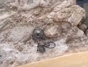 La bicicletta di Elisabetta Canalis scagliata giù dalla muraglia di Alghero