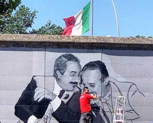     Il murales di Falcone e Borsellino sul muro di cinta della caserma dei carabinieri
