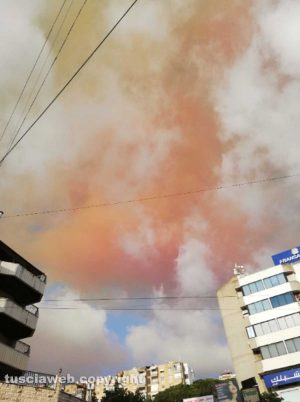 Il cielo sopra le case alla periferia di Beirut