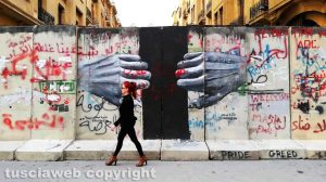 Laura Allegrini tre giorni fa davanti al muro di cemento armato, diventato murales, eretto dallo stato nella zona dell'esplosione