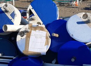 Il sequestro degli ombrelloni e delle sdraio