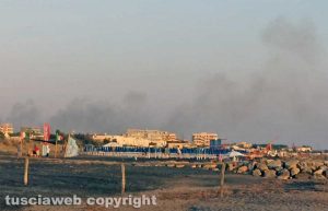 Vasto incendio a Tarquinia Lido