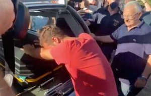 Caronia - Il padre di Gioele piange sulla bara che custodisce i resti ritrovati