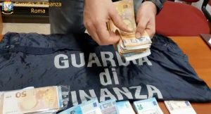 I contanti sequestrati dalla finanza