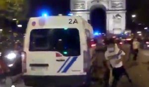 Gli scontri a Parigi dopo la sconfitta del Paris Saint Germain nella finale di Champions League contro il Bayern Monaco