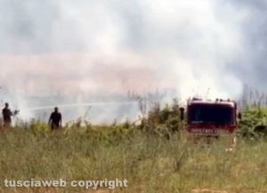 Montalto di Castro - L'incendio ai cumuli di spazzatura